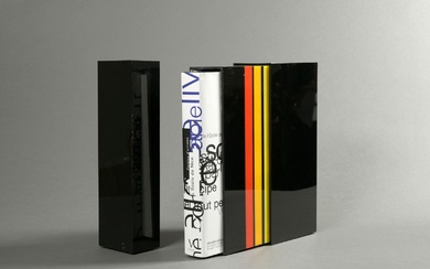 Jean-Claude FARHI (1940-2012) Coffret original de forme rectangulaire en plexiglas coloré noir et bandes alternées...