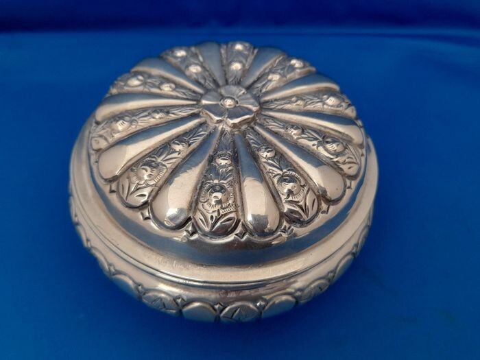 Jewellery box, or Candy box - .800 silver - Turkey - First half 20th century
