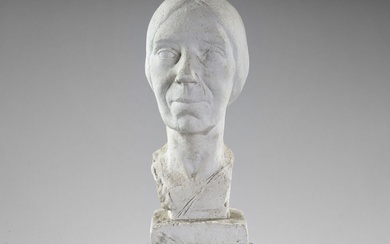 Joseph Gazan (1891-1985) Portrait de femme au chignon bas Buste en plâtre sur une base...