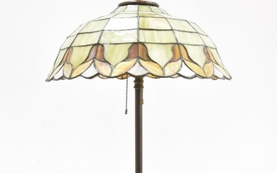 Attr UNIQUE LAMP Co. LEADED GLASS TABLE LAMP