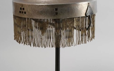 Lampe de table Art Nouveau allemande, vers 1905, pied en laiton noirci à facettes, qui...