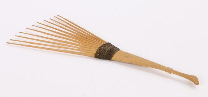 Late 19th Century Maori hair comb, the wood comb in the