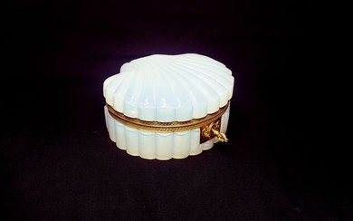 Le Creusot - Antique White Opaline Glass Bijouterie Casket / Trinket Box | Shape of a Shell Opal Crystal | (1) - Restauration Style - Opal Crystal - Opaline Glass - Bulle de Savon - Bronze