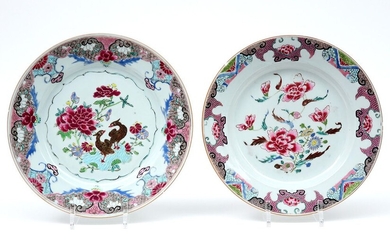 Lot de deux huitièmes bols chinois en porcelaine avec un décor de Famille Rose :...