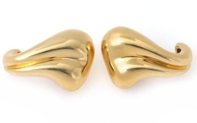 Minas Spiridis A pair of 18k gold ear clips. Dessin 1221. Total...