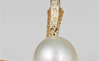 NO RESERVE - 12.5mm Australian South Sea Pearl Drop - 14 kt. Yellow gold - Necklace with pendant - 0.04 ct