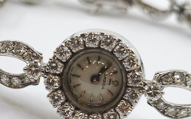 OMEGA Montre bracelet de dame en or et platine, boîtier rond avec lunette diamants, bracelet...