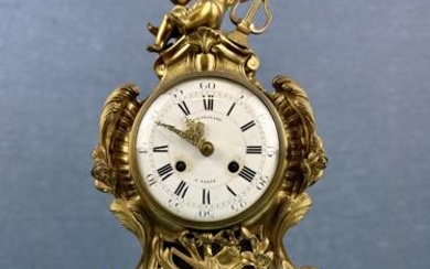 Orologio cartel da tavolo di linea Luigi XV in bronzo...