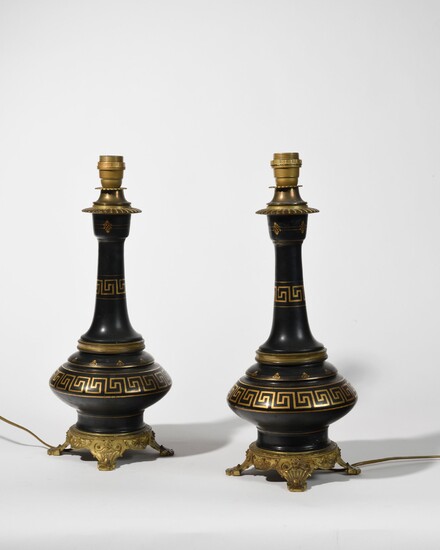 PAIRE DE PIEDS DE LAMPE en bronze patiné et doré de forme balustre à décor...