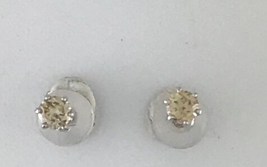Pair of 750°/°°° white gold ear chips with two diamonds totalling approx. 0.20 ct, (platinum system), Gross weight: 0.5g