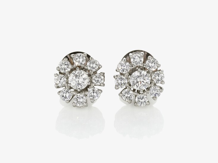 Paire de boucles d'oreille serties de diamants taille brillantAngleterre, années 1960-1970 Platine 950/- testé, clou...
