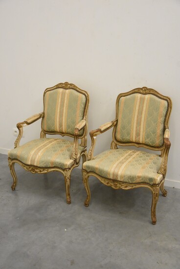 Paire de fauteuils polychromes de style Louis XV
