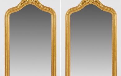 Paire de grands miroirs muraux en bois, stuqués et dorés. Cadre de miroir profilé, rectangulaire,...