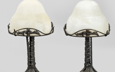 Paire de lampes de table Art Nouveau à un pied ; métal patiné foncé et...