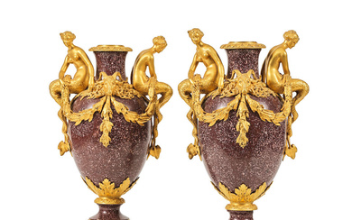 Paire de vases de style Louis XVI en porphyre, ornementation...