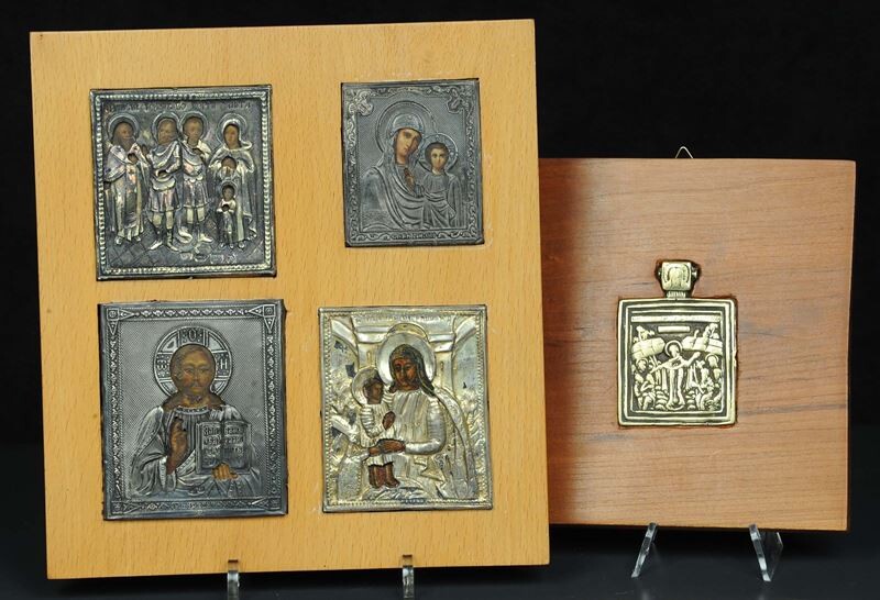 Pannello contenente quattro piccole icone con riza in argento raffiguranti Santi di famiglia, Madre di Dio di Kazan, Cristo pantocrate e Madre di Dio di Gerusalemme. Russia XVII-XVIII secolo