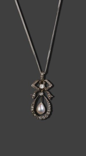 Pendant in gold 750 thousandths and silver 925 thousandths composed of a knot set with small diamonds retaining a drop pattern also set with diamonds and a pear-shaped pear 3.3 cm early 20th century with a white gold chain 750 thousandths of 40 cm -...