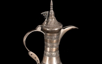 Piccola ed antica caffettiera berbera in metallo argentato