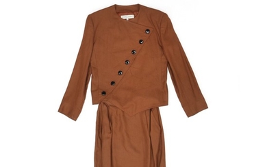 Pierre Balmain: A set consisting of a brown jacket with black buttons and a skirt with two pockets. Size 40. (2)