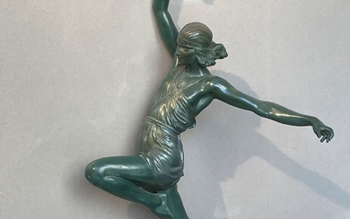 Pierre LE FAGUAYS(1892-1962) Amazone au javelot Sculpture en fonte d'art à patine verte. Signé NAC...