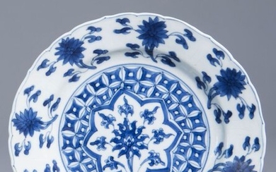 Plate - Porcelain - A Chinese blue and white plate with a floral design - China - Kangxi (1662-1722)
