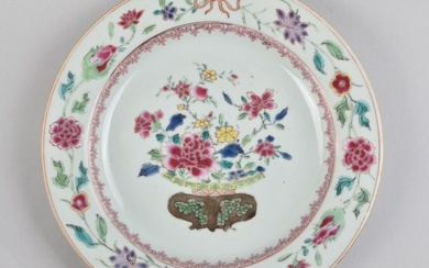 Plate - decorated in the famille rose palette with a basket of flowers - Porcelain