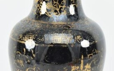 Porcelain vase. China. 19th century. Mirror black with
