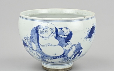 Pot en porcelaine de Chine avec Bouddha/folies dans un décor de paysage. Dimensions : 17...
