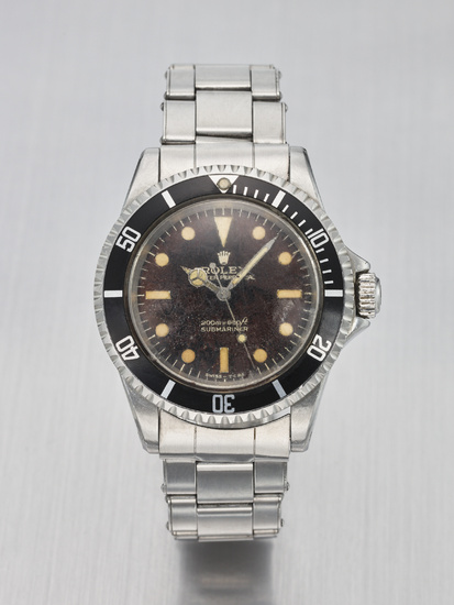 ROLEX. AN ATTRACTIVE STAINLESS STEEL AUTOMATIC WRISTWATCH WITH SWEEP CENTRE SECONDS, TROPICAL GILT DIAL AND BRACELET SIGNED ROLEX, SUBMARINER MODEL, REF. 5513, CASE NO. 1'455'668, CIRCA 1966