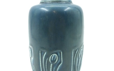 ROOKWOOD POTTERY. Vase cylindrique en grès émaillé bleu à décor en creux de fleurs stylisées,...