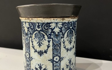 ROUEN, début du XVIIIe siècle Base de pot à pommade cylindrique en faïence à décor...