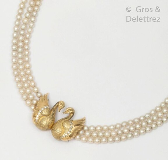 Raz de cou" necklace composed of three rows of cultured pearls, centered by a "Swan" motif in amati and polished yellow gold set with lines of brilliant-cut diamonds. Length: 38cm. Weight: 36,9g.