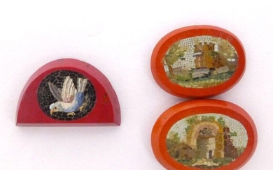 SET OF THREE MOSAIC MICRO MOSAIC representing a dove, a tower in a vegetal decoration and a building in a vegetal decoration. Dimensions: 1.6 x 1.2 - 1.9 x 1.4 - 1.8 x 1 cm. Gross weight : 5.24 gr. A set of three micro mosaics.