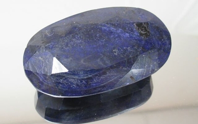 Saphir bleu, taille ovale, 655 carats. Avec son certificat.
