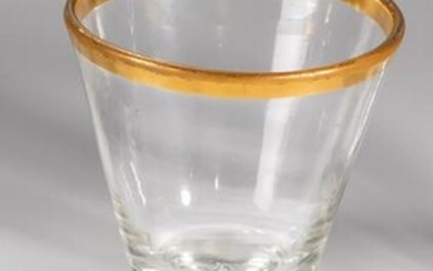 Schnapsglas mit Goldrand und Löwenmarke