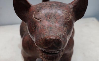 Sculpture en terre cuite représentant un chien style précolombien Haut. : 37 cm