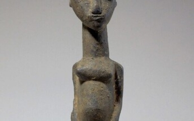 Statuette Lobi (Burkina faso) Statuette féminine dont le front est orné d'un clou de tapissier....