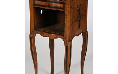 TABLE DE SALON LOUIS XV en chêne à un tiroir à façade violonée et une...