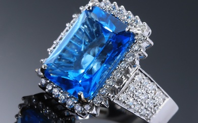 Topaz and diamond cocktail ring of 18 kt. white gold, a total of 16.44 ct