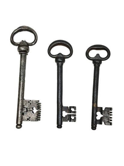 Trois clés. 20 - 16, 9 - 16 4 cm - Lot 41 - Art Richelieu