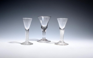 Trois petits verres à boire vers 1760-70, l'un avec un bol en forme de cloche...