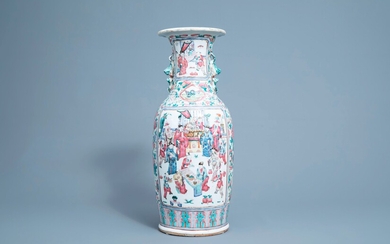 Un vase en porcelaine de Chine famille rose à décor de figures et floral, 19ème siècle