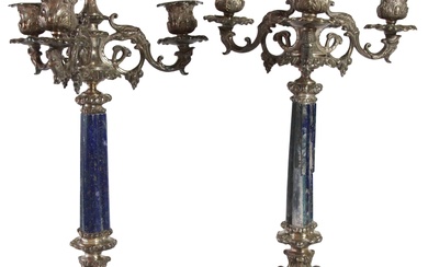 Une paire de chandeliers italiens en argent à quatre lumières, avec des colonnes en Lapis...