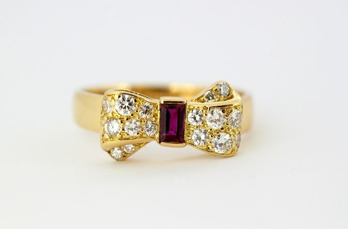 Van Cleef & Arpels - 18 kt. Yellow gold - Ring Ruby - Diamonds