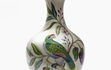 Vase - Nymphenburg, vers 1960 Conception Robert Raab, réalisation Anna Schürer-Renz Porcelaine, peinture multicolore. Forme...