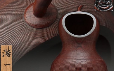 Vase - Wood, A gourd-shaped flower vase with a thousand-line pattern made of zelkova (Keyaki) by Koichi Kawakita - Japan