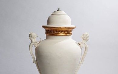 Vase couvert avec anses ornées de bustes de femmes antiques