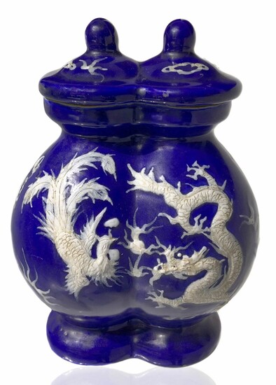 Vaso cinese doppio, blu con decorazione a rilievo di draghi in entrambi i...
