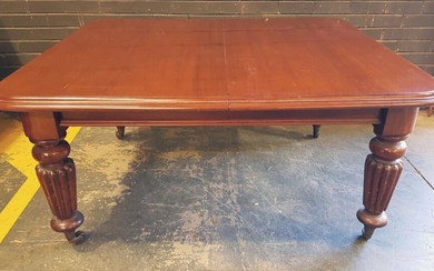 Victorian Mahogany Extension Dining Table, with two leaves (winder in office), on turned reeded legs (winder in office)