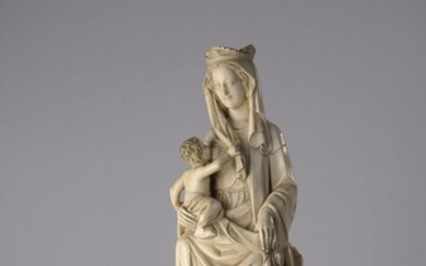 Vierge allaitante dite Virgo lactans en ivoire sculpté en ronde-bosse. Socle en bois sculpté de...